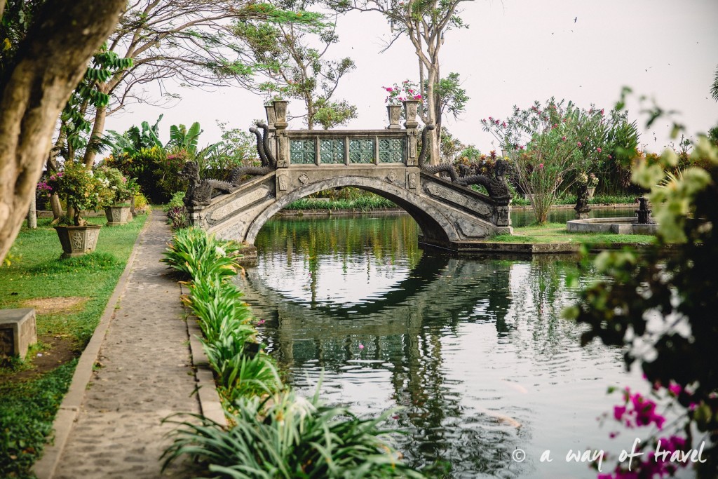 Tirtagangga water palace visit bali indonesia pont bridge