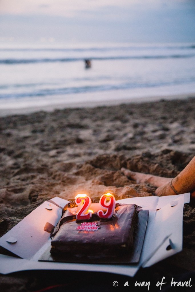 bali indonesie visiter luta coucher soleil gateau anniversaire plage