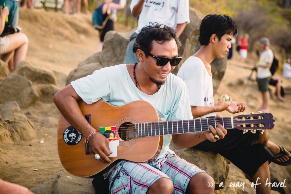 bali visit amed plage beach musicien guitare biere coucher soleil sunset