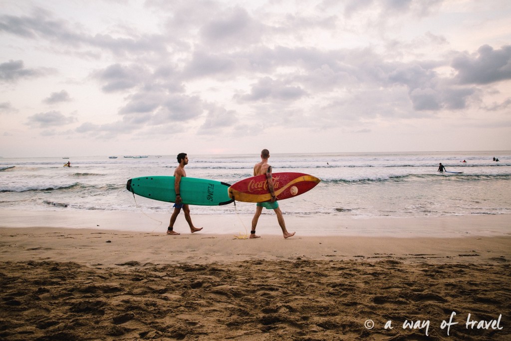 surfeur bali indonesie visiter luta coucher soleil 16